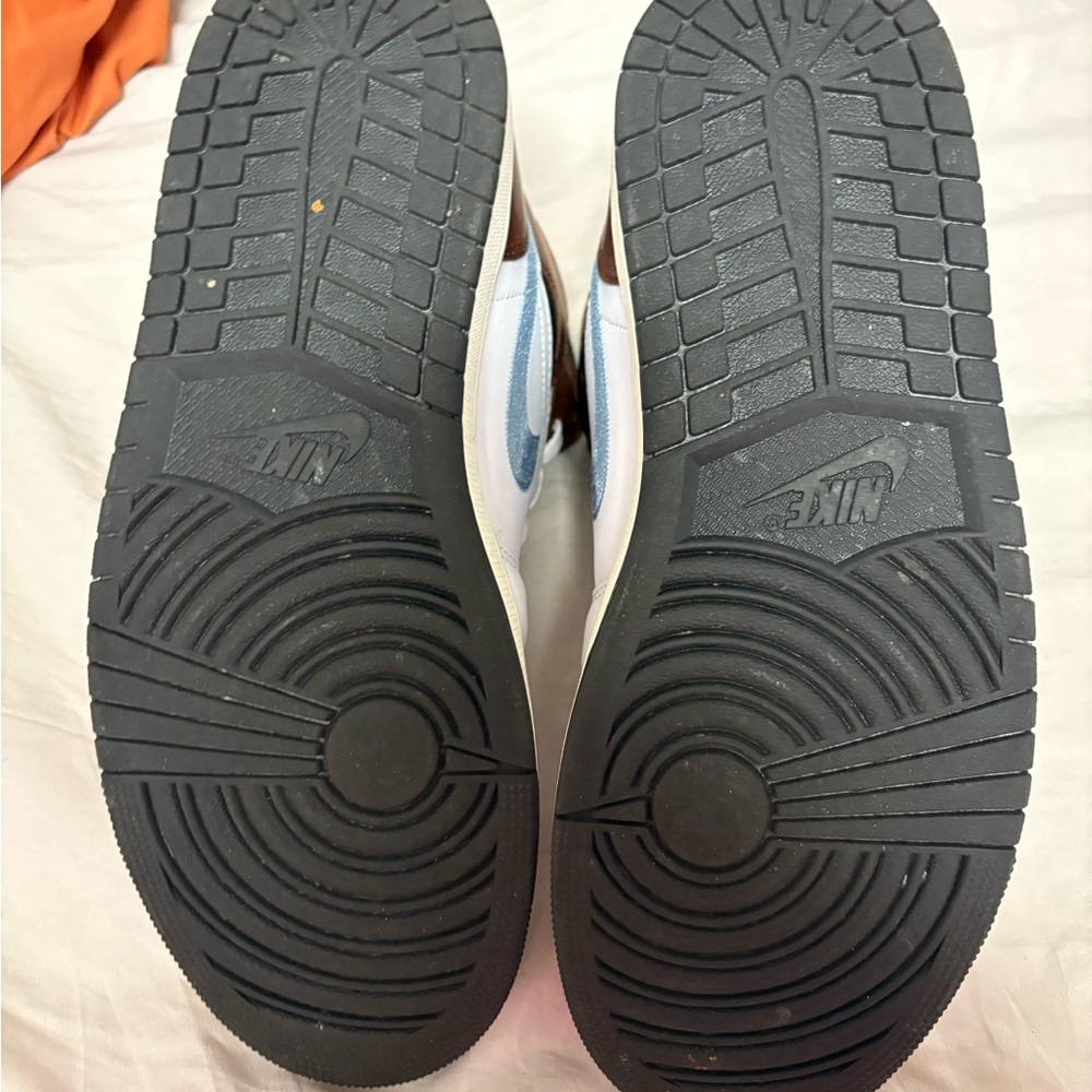 Jordan Men's Black and White Sneakers